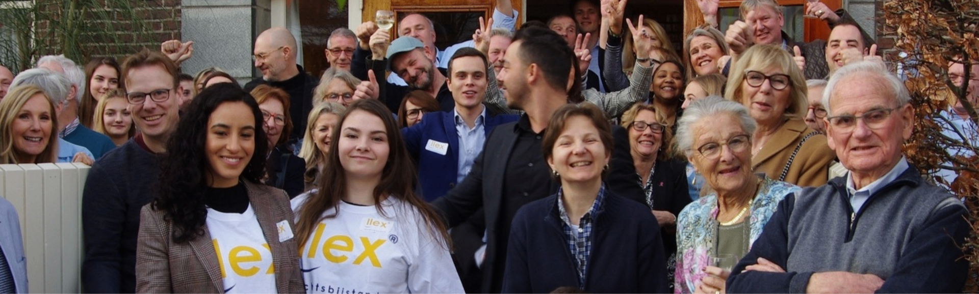 Šťastná usmievajúca sa rodina, podporovaná LLex